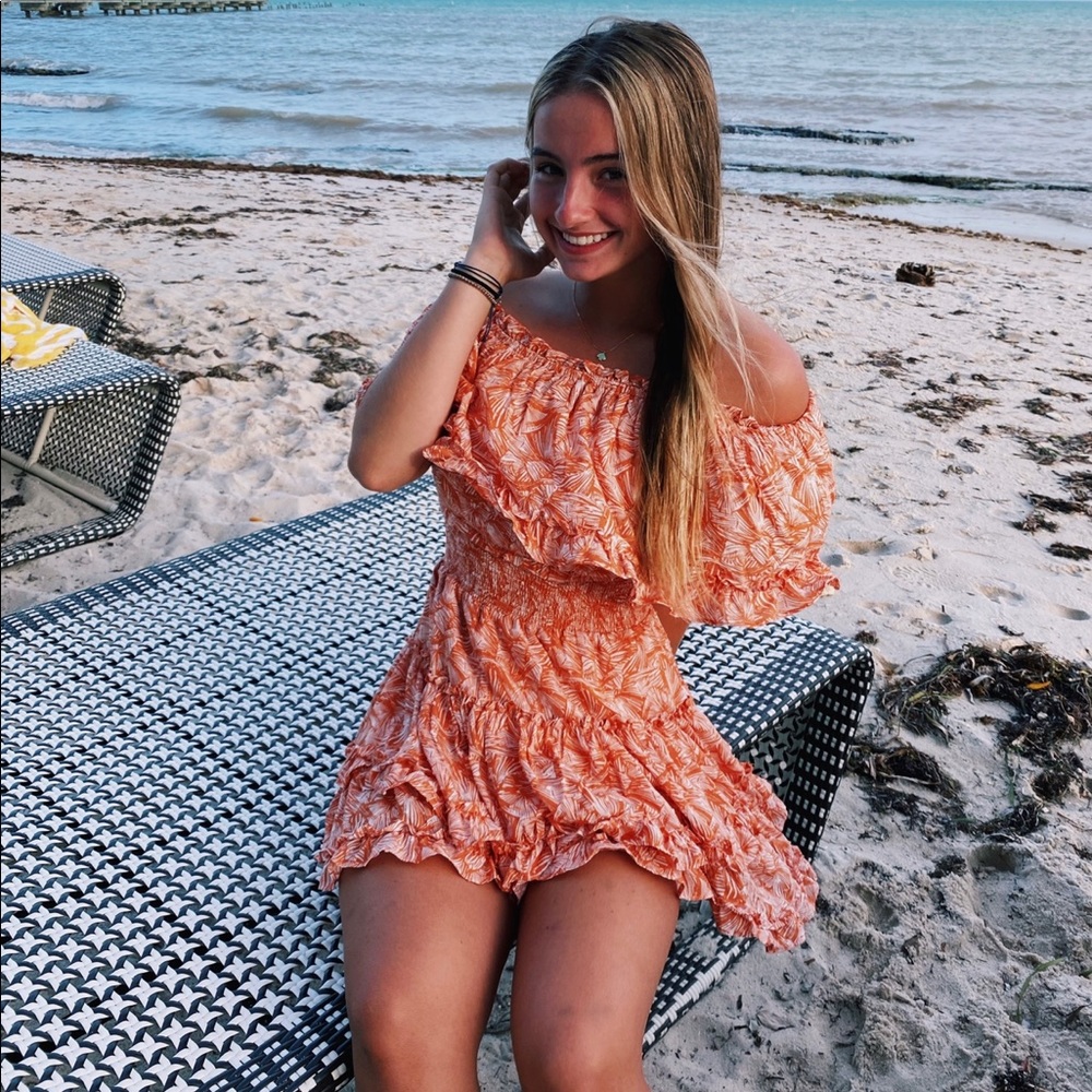 Super cute flowy mini dress worn once!